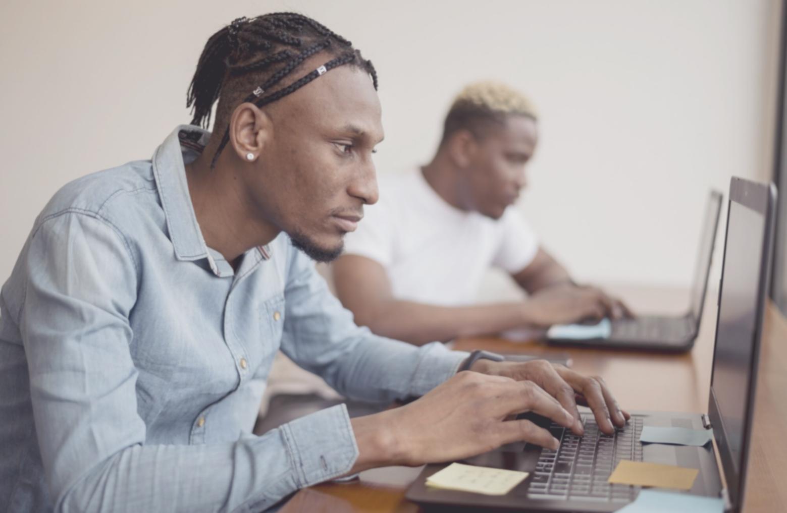 Arbeitsplatz mit Computer und Finanzunterlagen für Online-Lernen